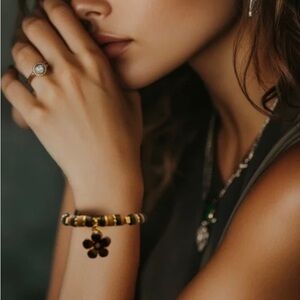 Elegant Beaded Bracelet Eith Black Floral Charm